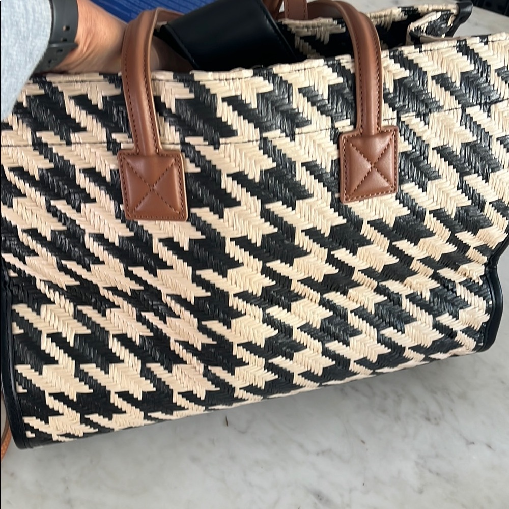 Vince Camuto Saly Black and Tan woven Houndstooth Tote Bag-NWOT sold out online - Picture 7 of 8